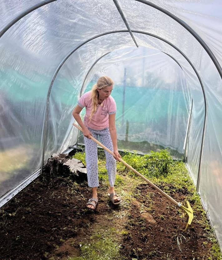 Şöhreti bırakıp doğaya çekilen ünlü manken tarlada çalışmaya başladı - Resim: 4